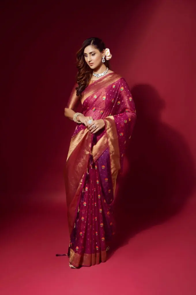 Withered Rose Hand Embroidered Linen Saree – Talking Threads
