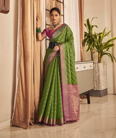 Exquisite Green Banarasi Silk Saree with Intricate Weaving